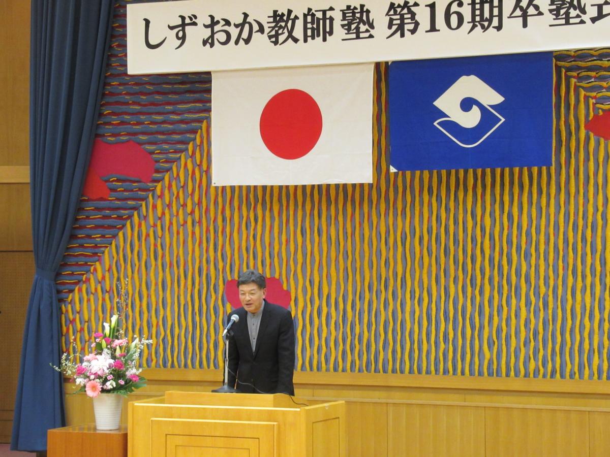 塾長式辞の様子