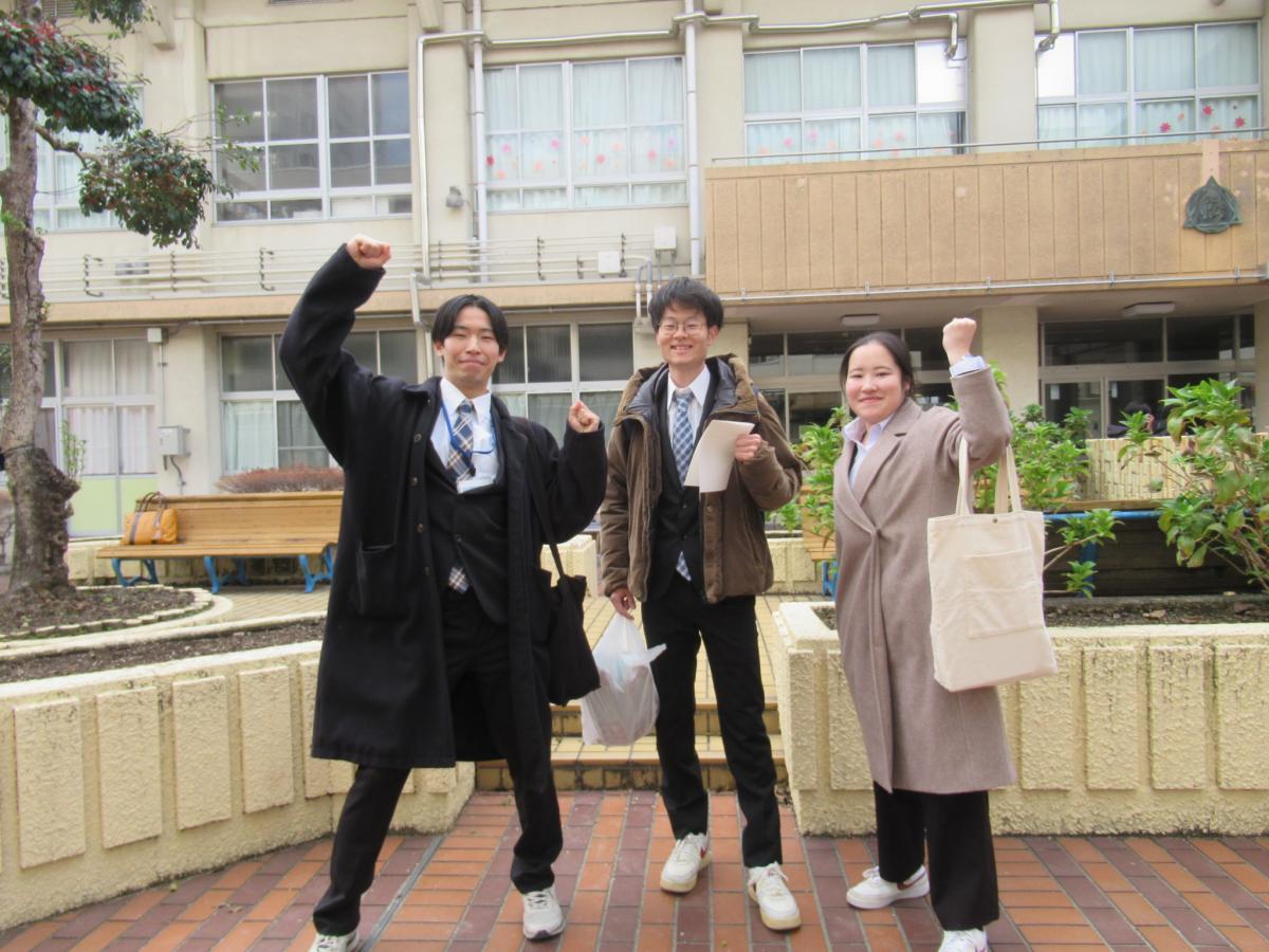 出発前にポーズをして写真をとる塾生