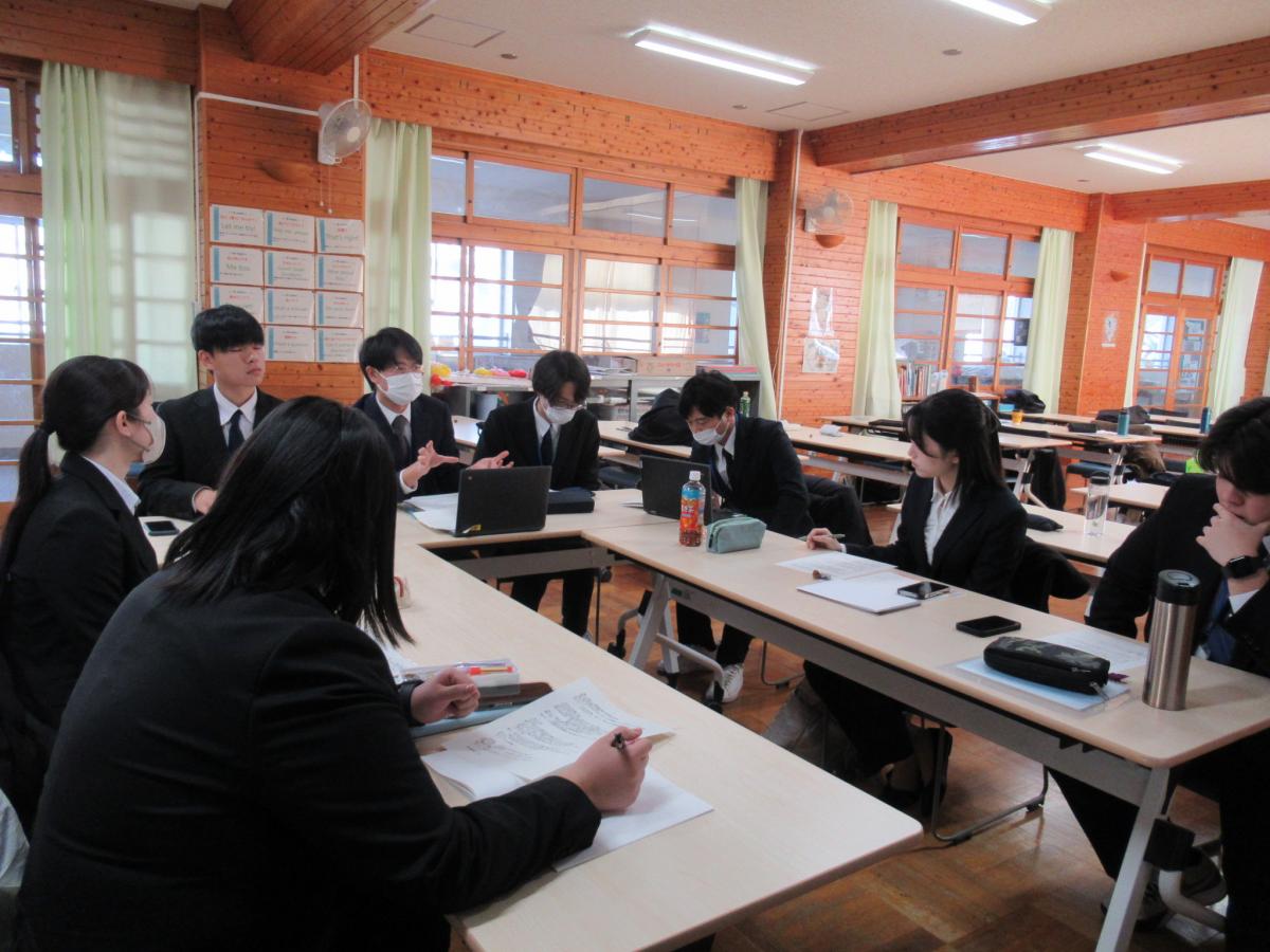 塾生が話し合いをする様子