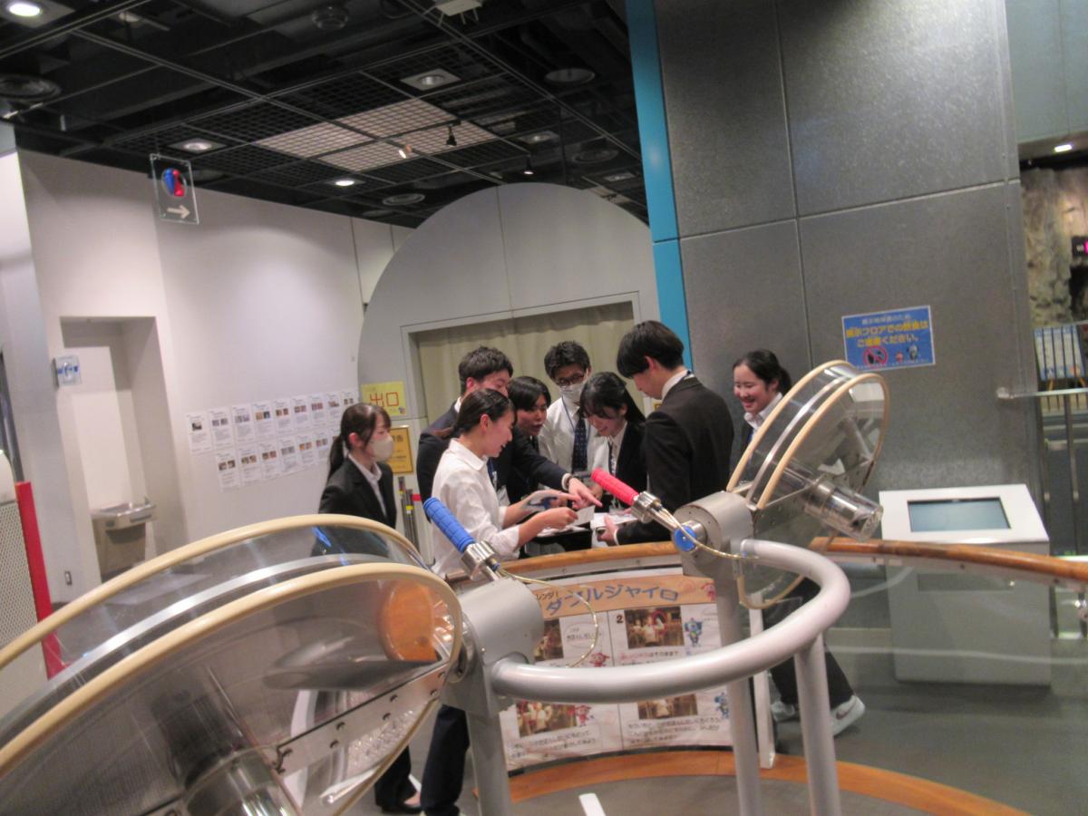 科学館で体験をする塾生の様子