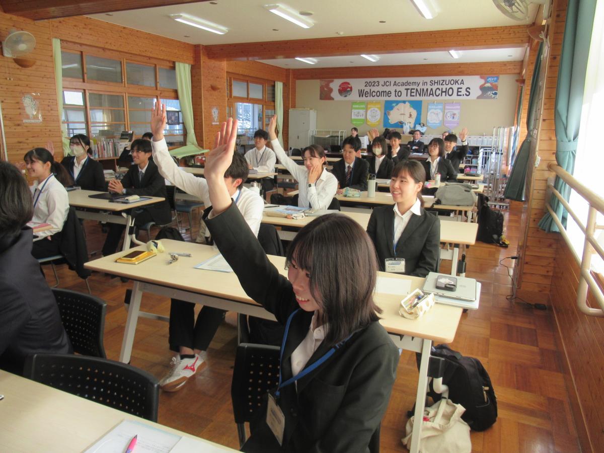 手を挙げて指名されるのをまっている塾生