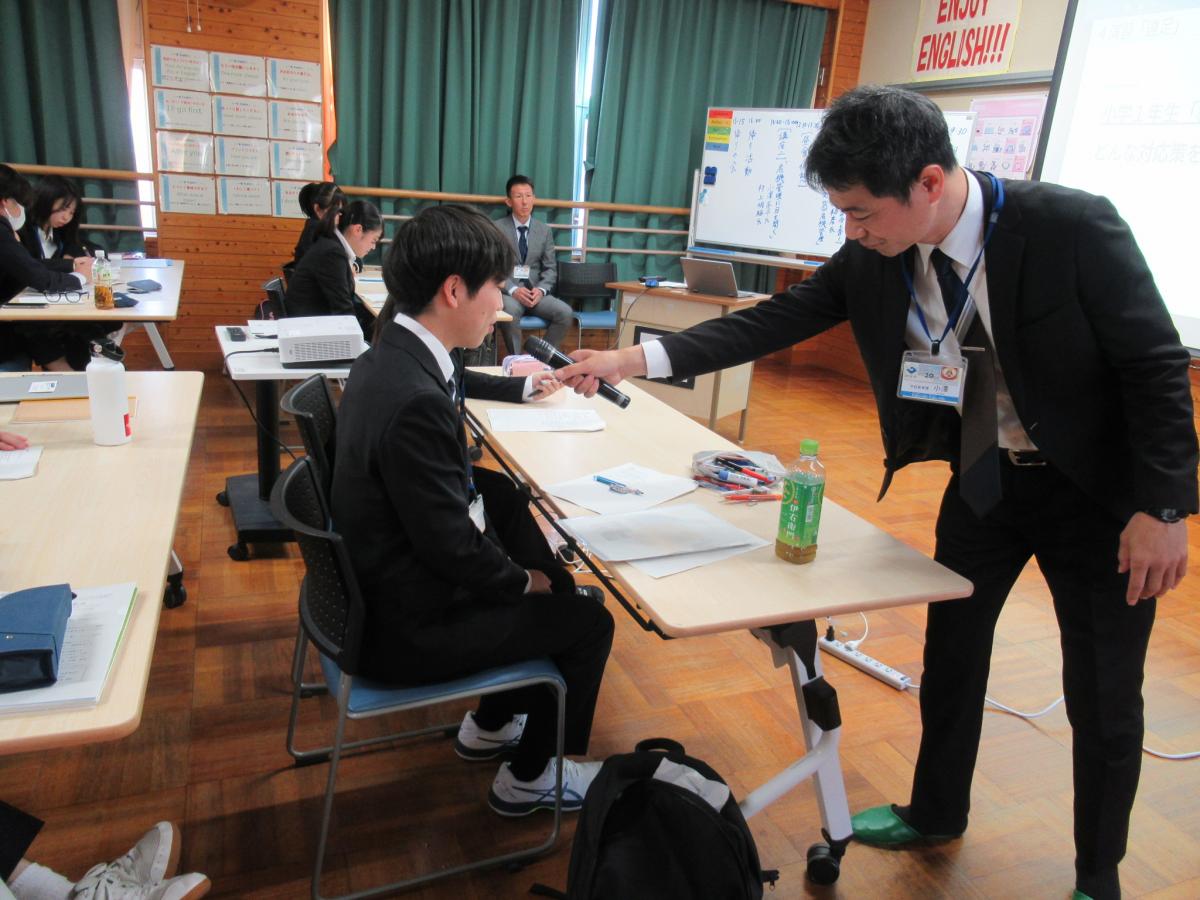 小澤亮介指導主事が塾生にマイクを向けている様子