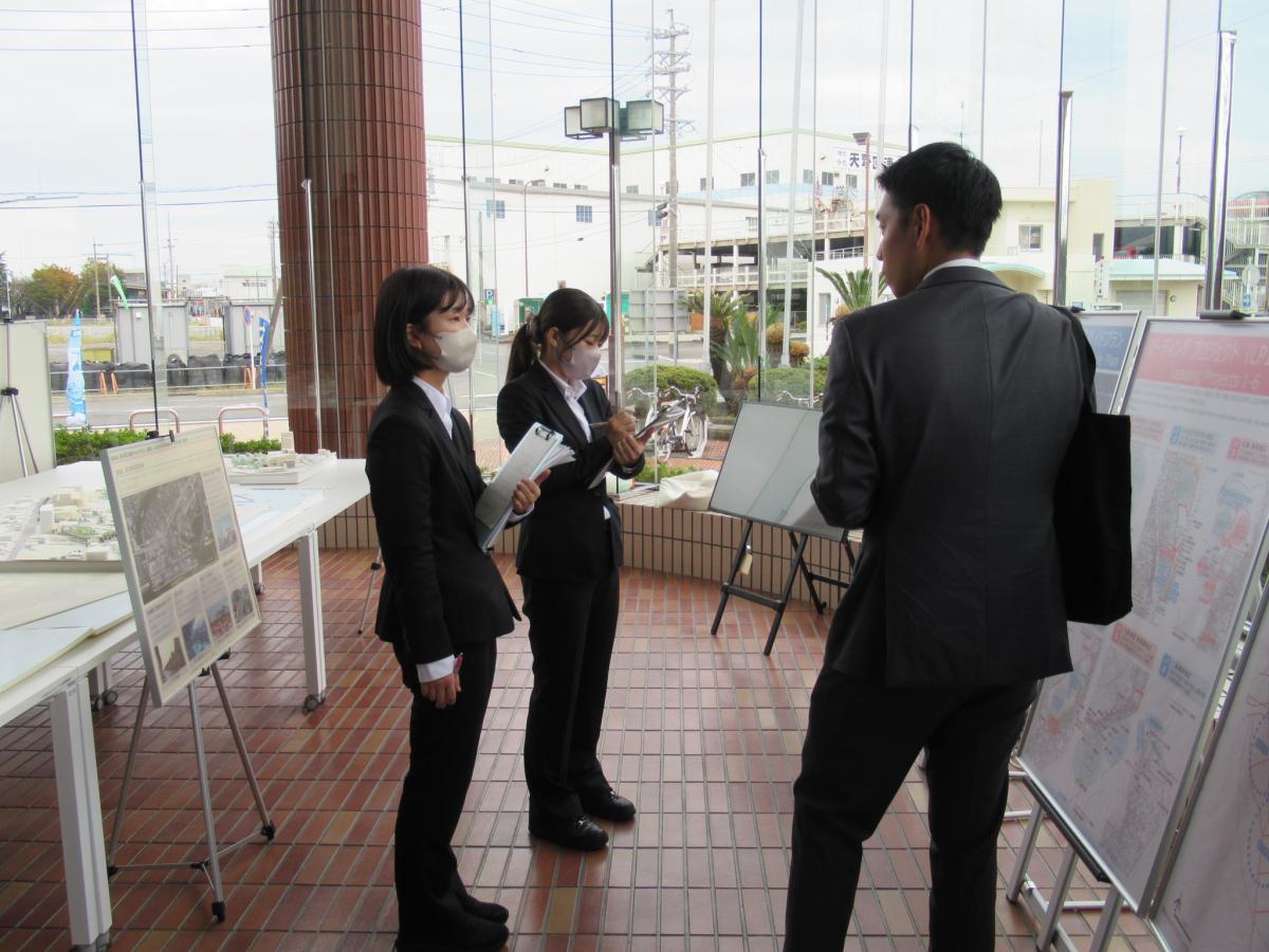 海洋について講師の話を聞く塾生