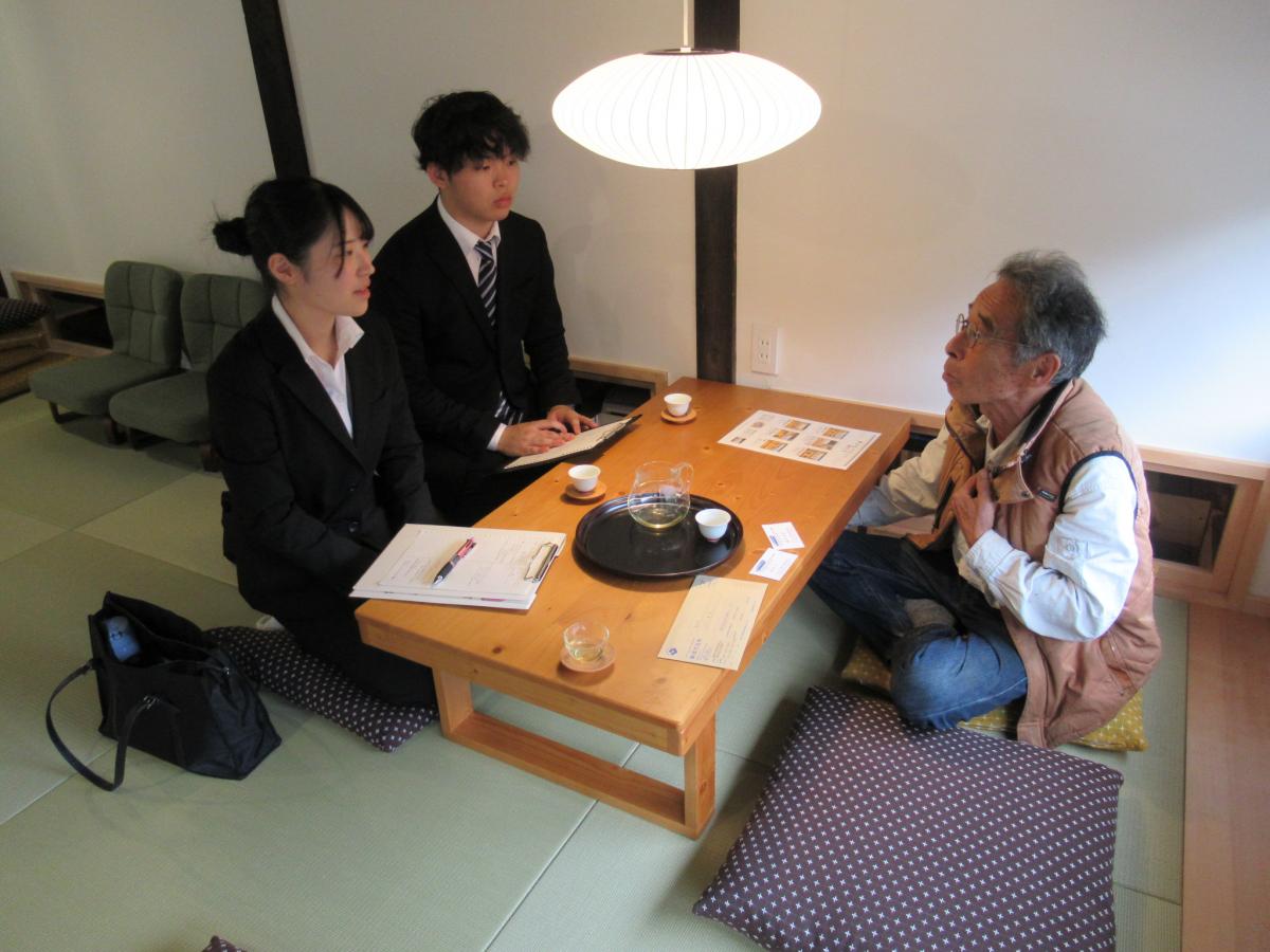 お茶について講師の話を聞く塾生