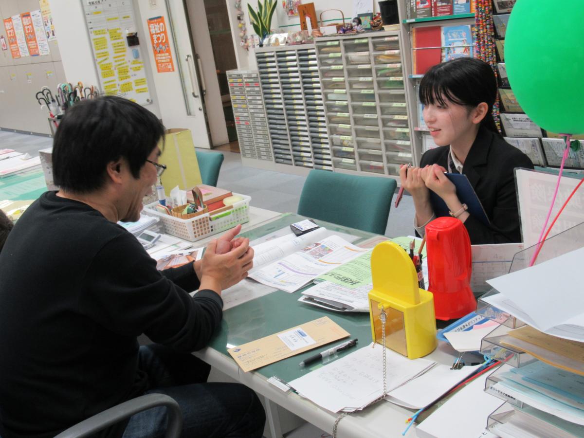 防災について講師の話を聞く塾生