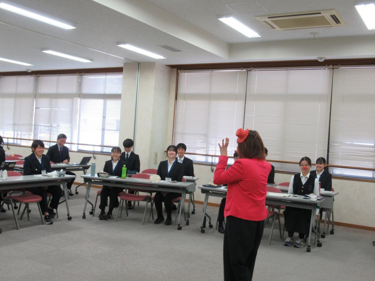 望月氏の講座で話を聞き笑顔になった塾生