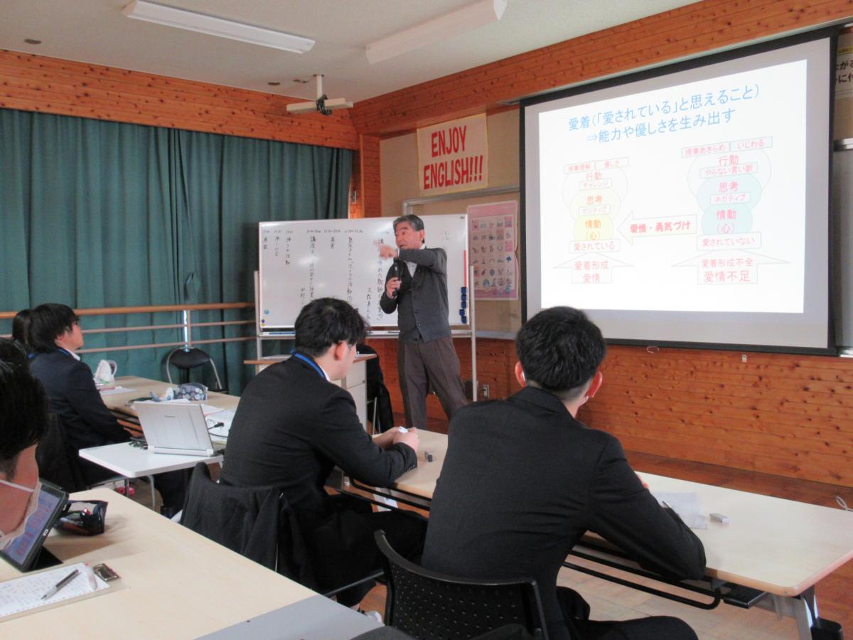 久我氏の講話を聴く塾生の様子