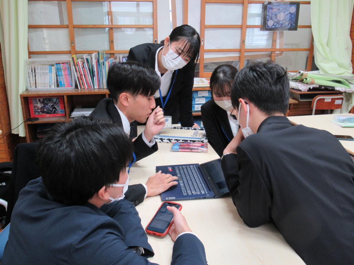 グループで話し合う塾生の様子