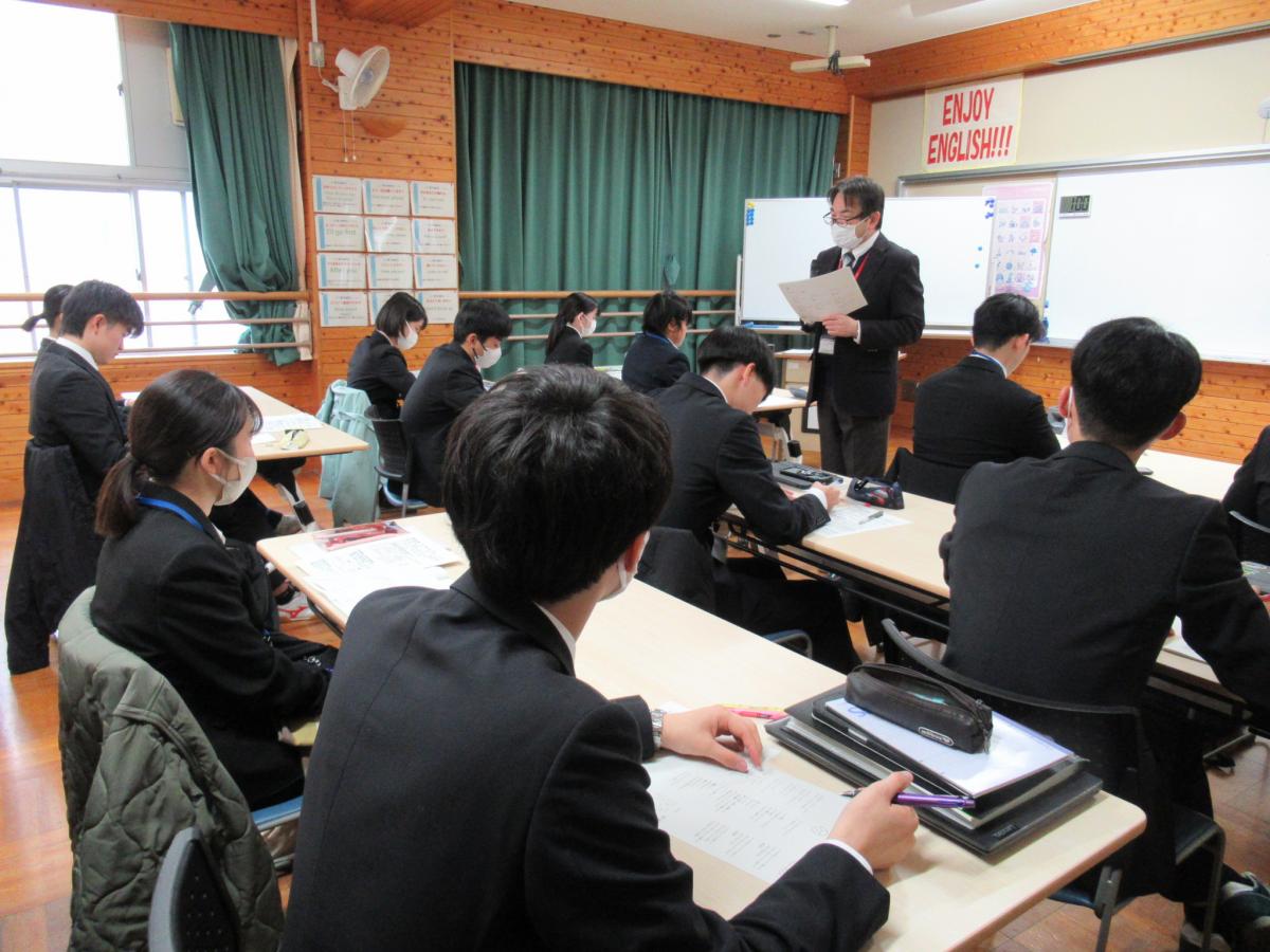 中村氏の講話を聴く塾生の様子
