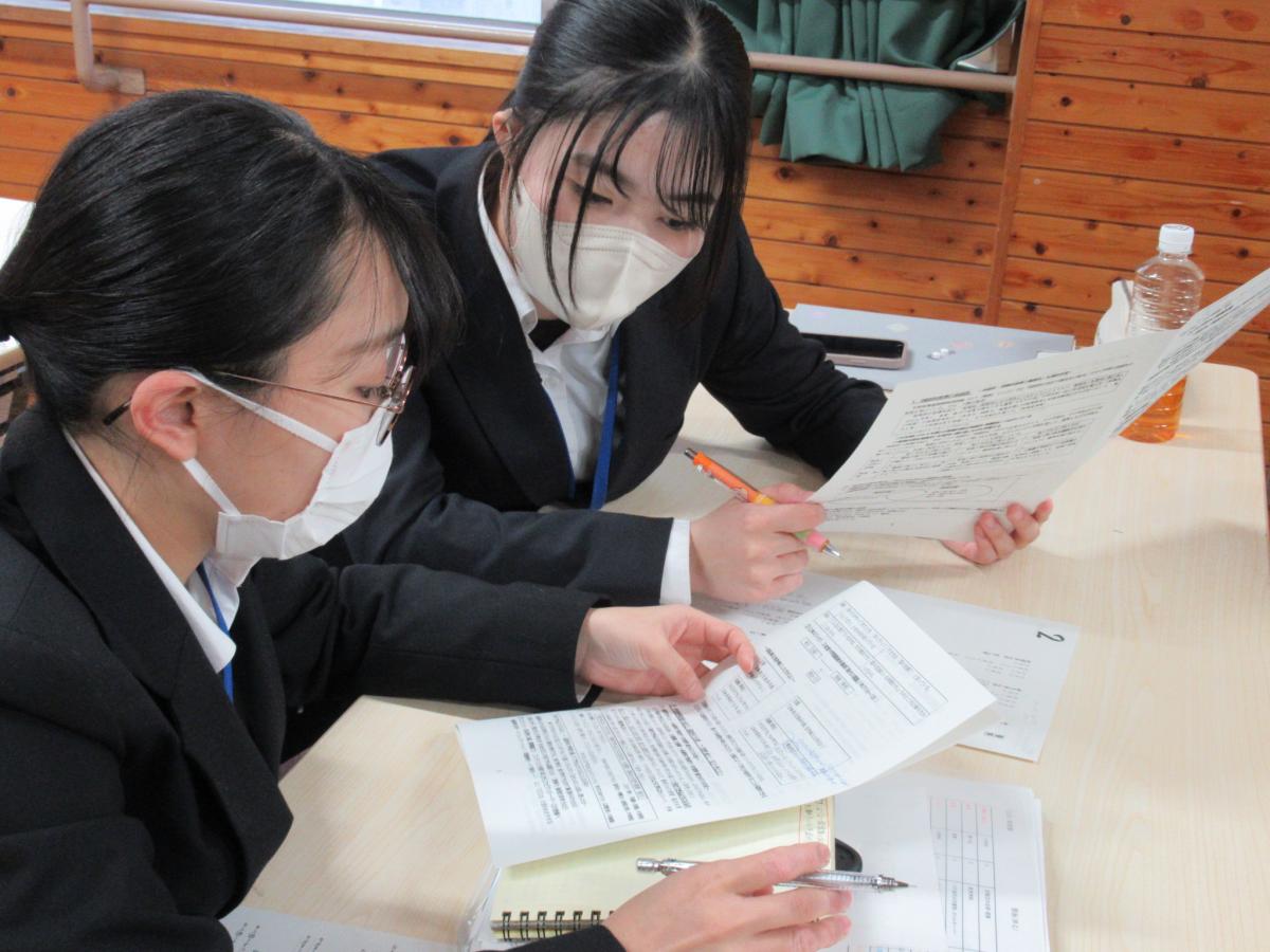隣同士で意見交換をする塾生の様子