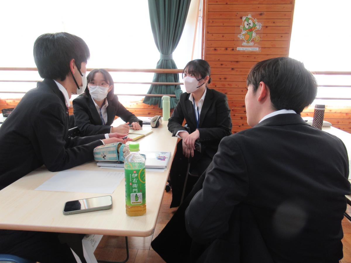 意見交換をする塾生の様子