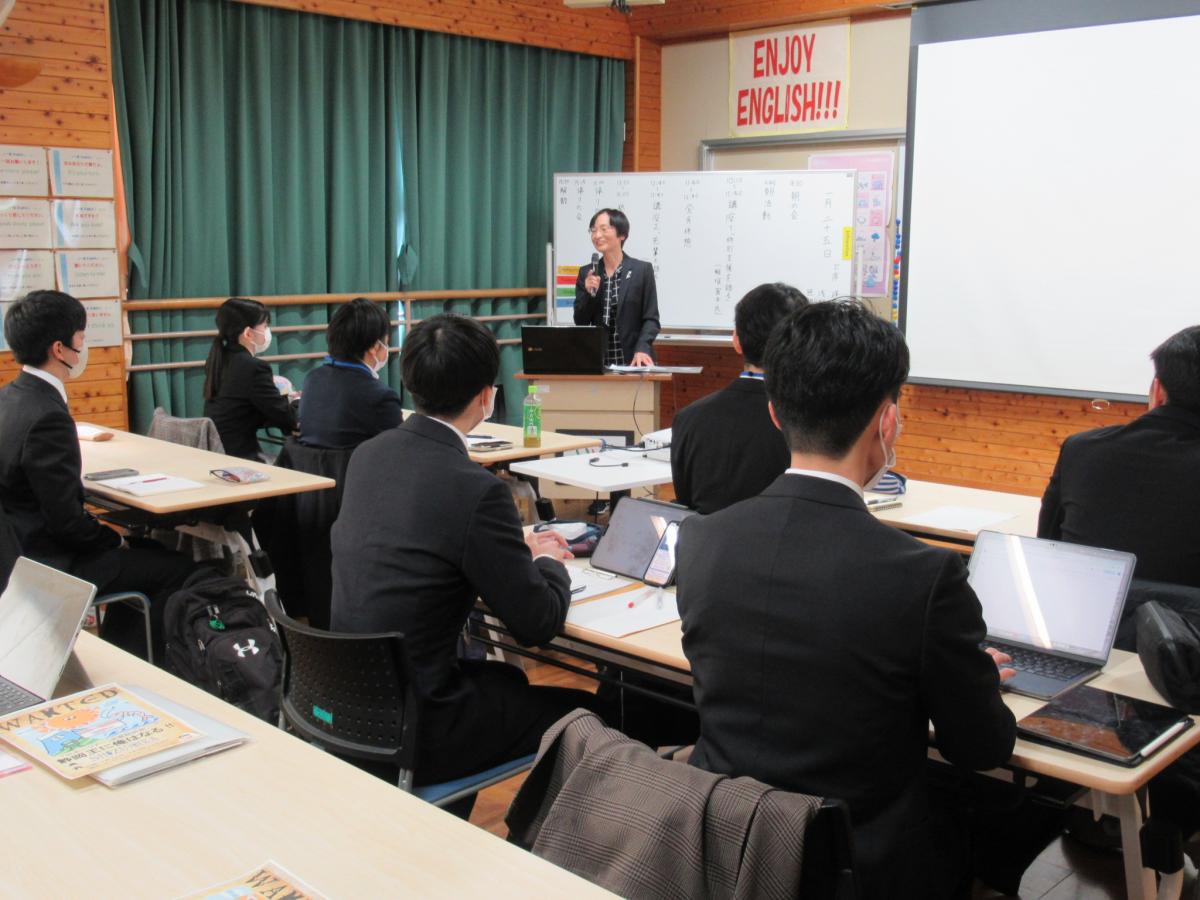 講師の講話を聞く塾生の様子