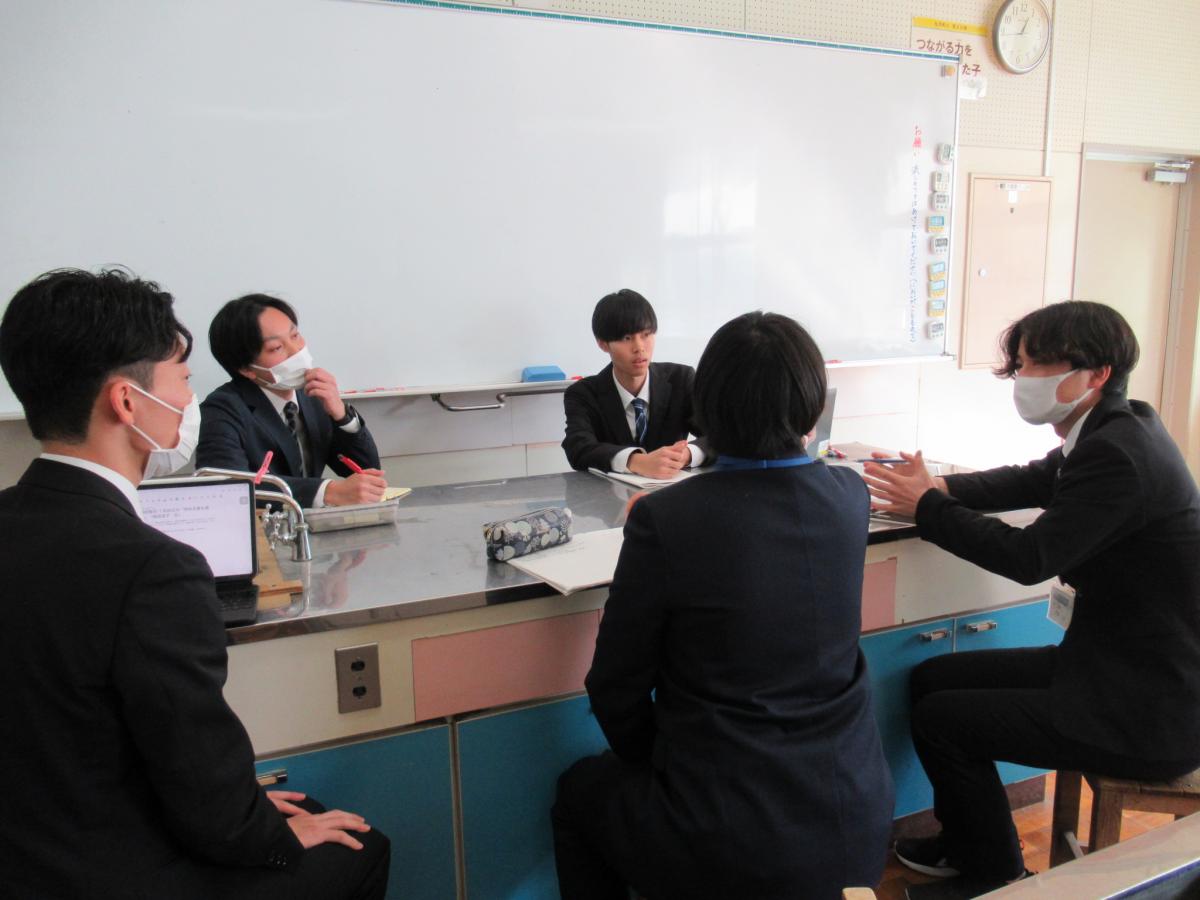 先輩に質問をする塾生の様子