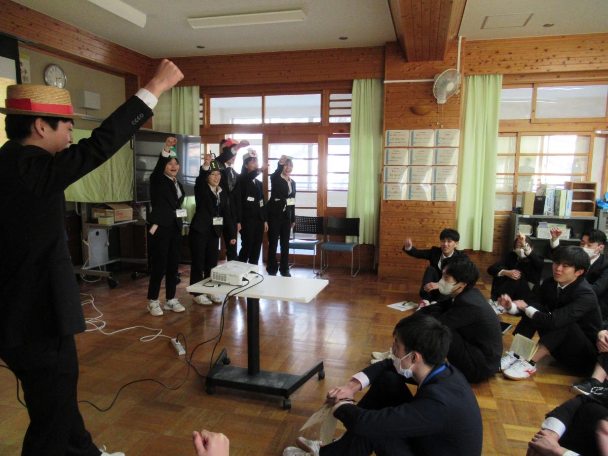 児童向けの劇をしている様子