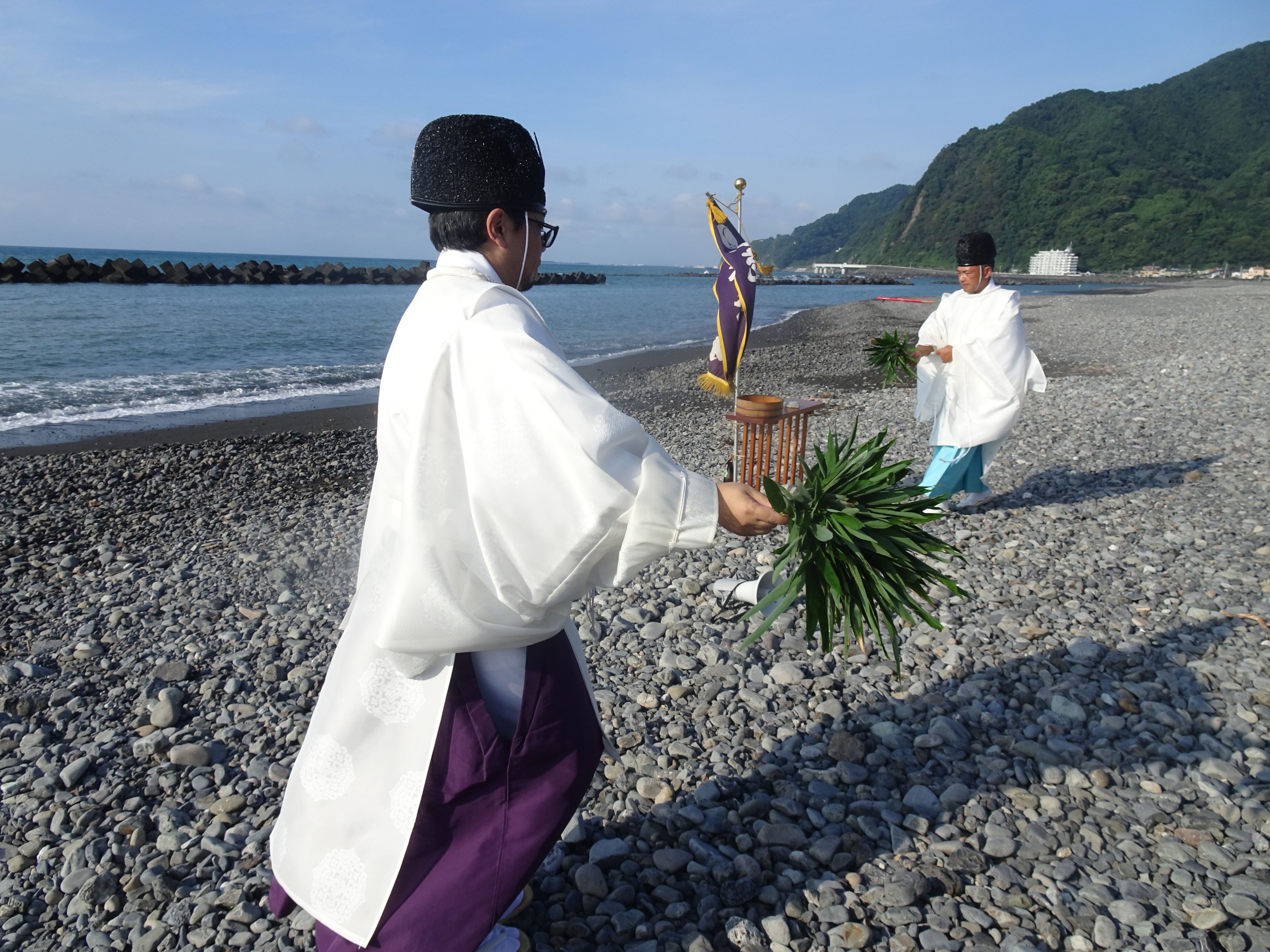 おはらいをする二人の氏子