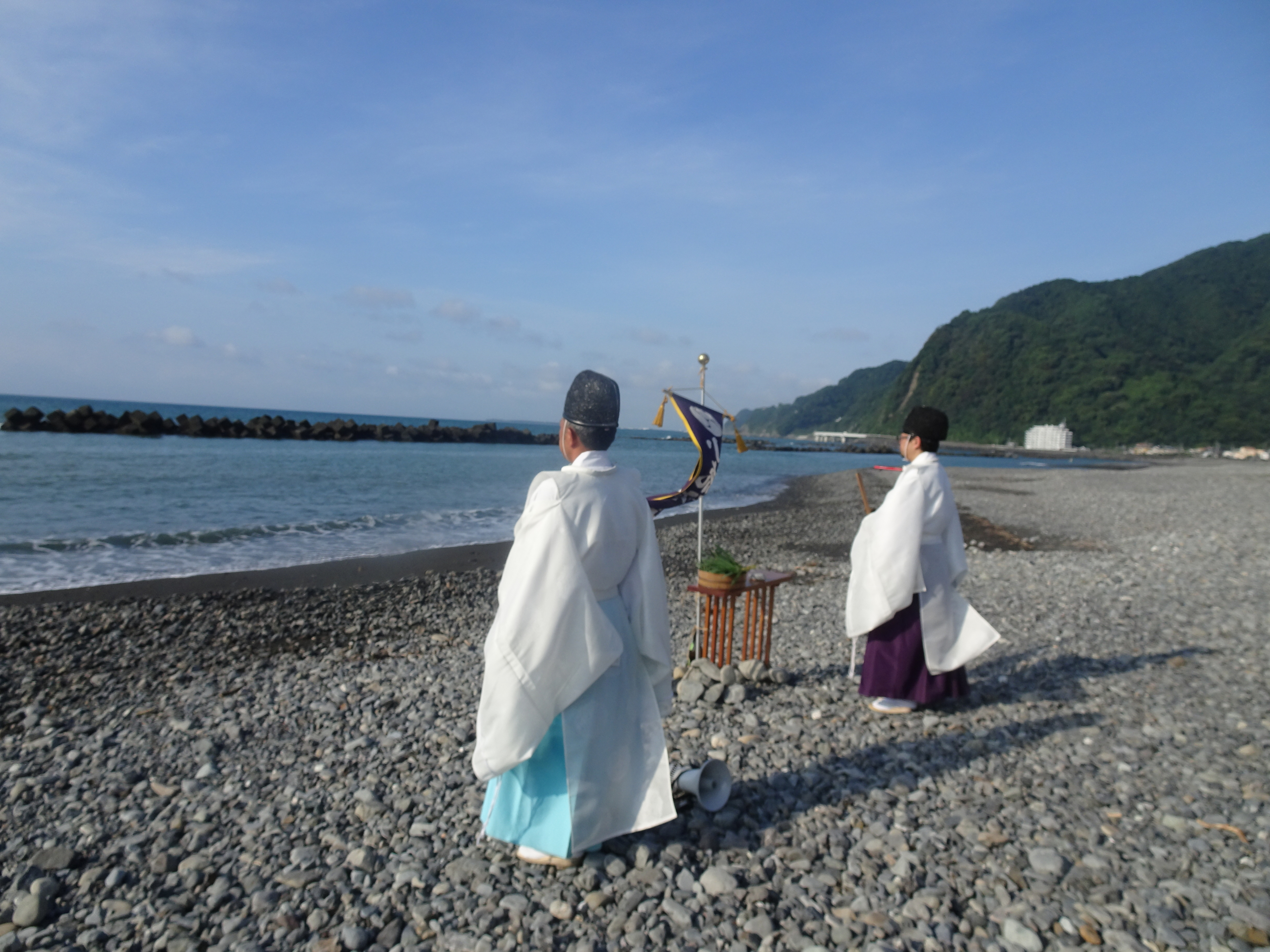 用宗海岸の海を見つめる氏子