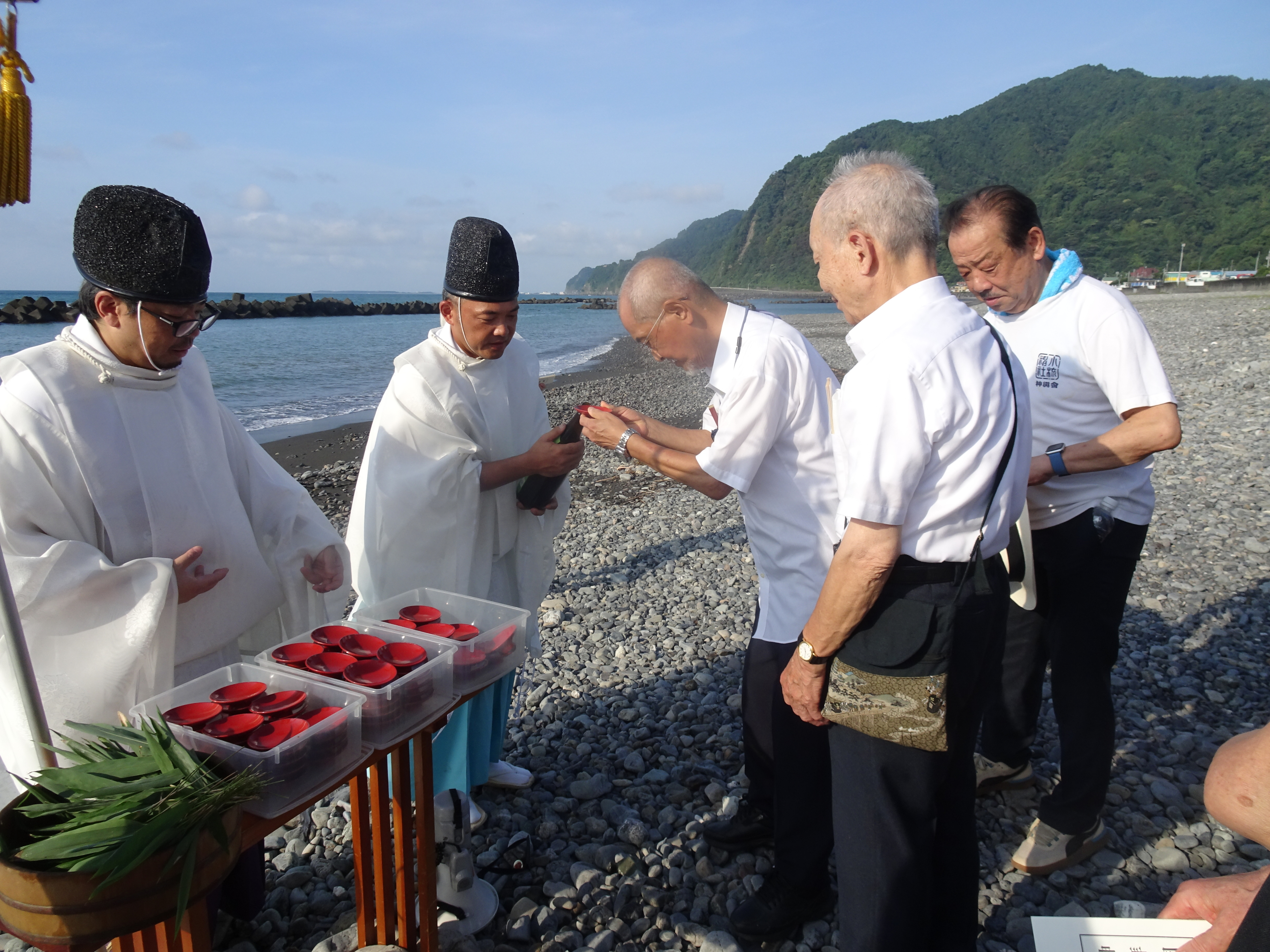 お神酒を渡す氏子