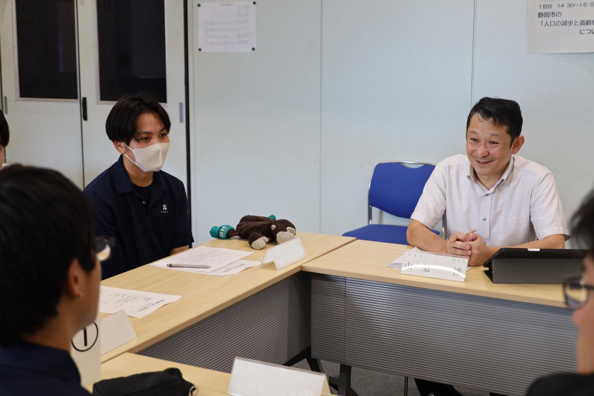 静岡北高校の生徒と議員が話している様子1
