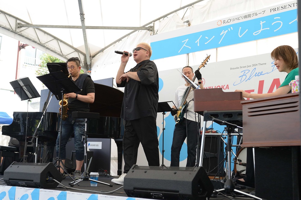 4人組で演奏する人たち