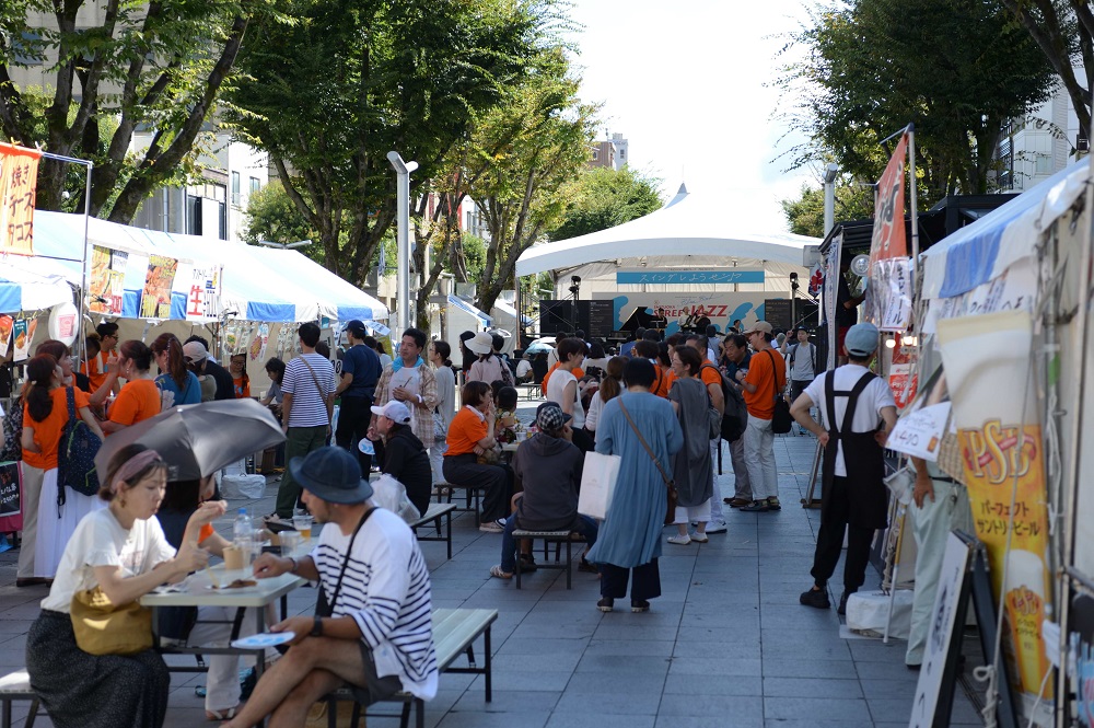 青葉シンボルロードの飲食ブースで楽しむ人たち