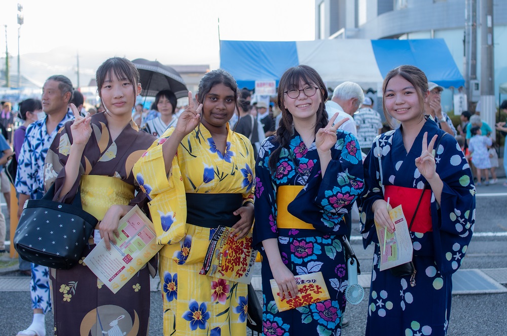 浴衣姿で並ぶ4人の女性