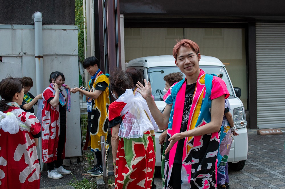 華やかな衣装を着て踊りの準備をする参加者たち