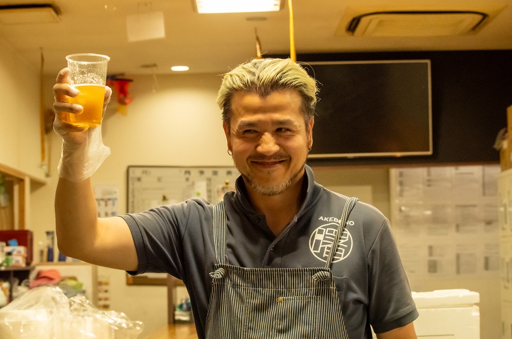 ビールをかかげて乾杯する人