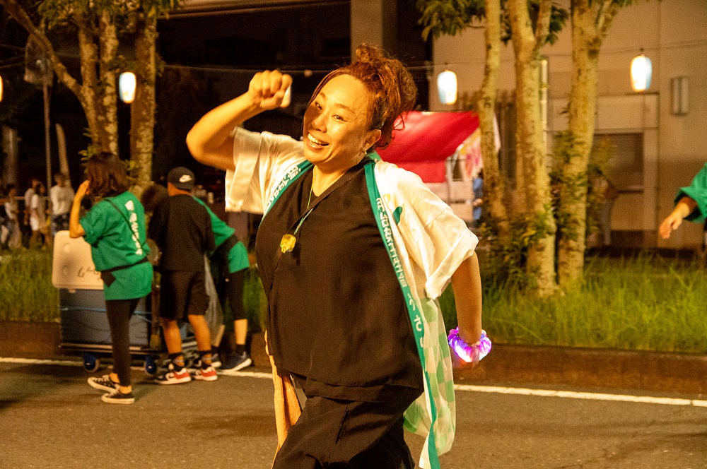 楽しそうに踊る人