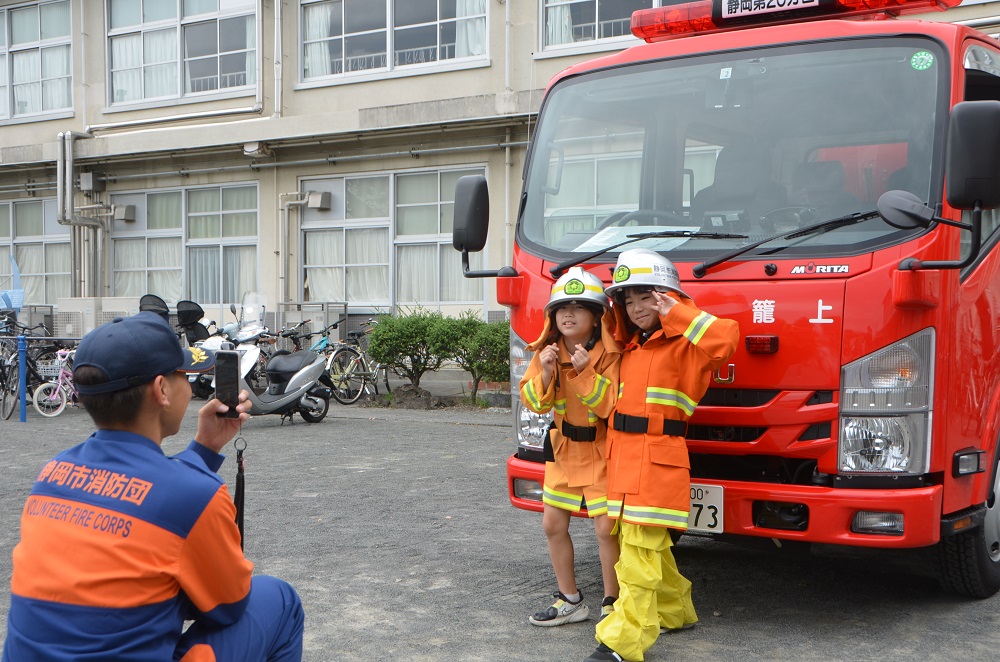 消防車の前で記念撮影する子どもたち