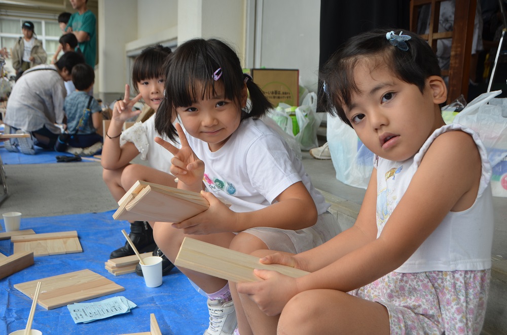 木工細工体験をする子どもたち