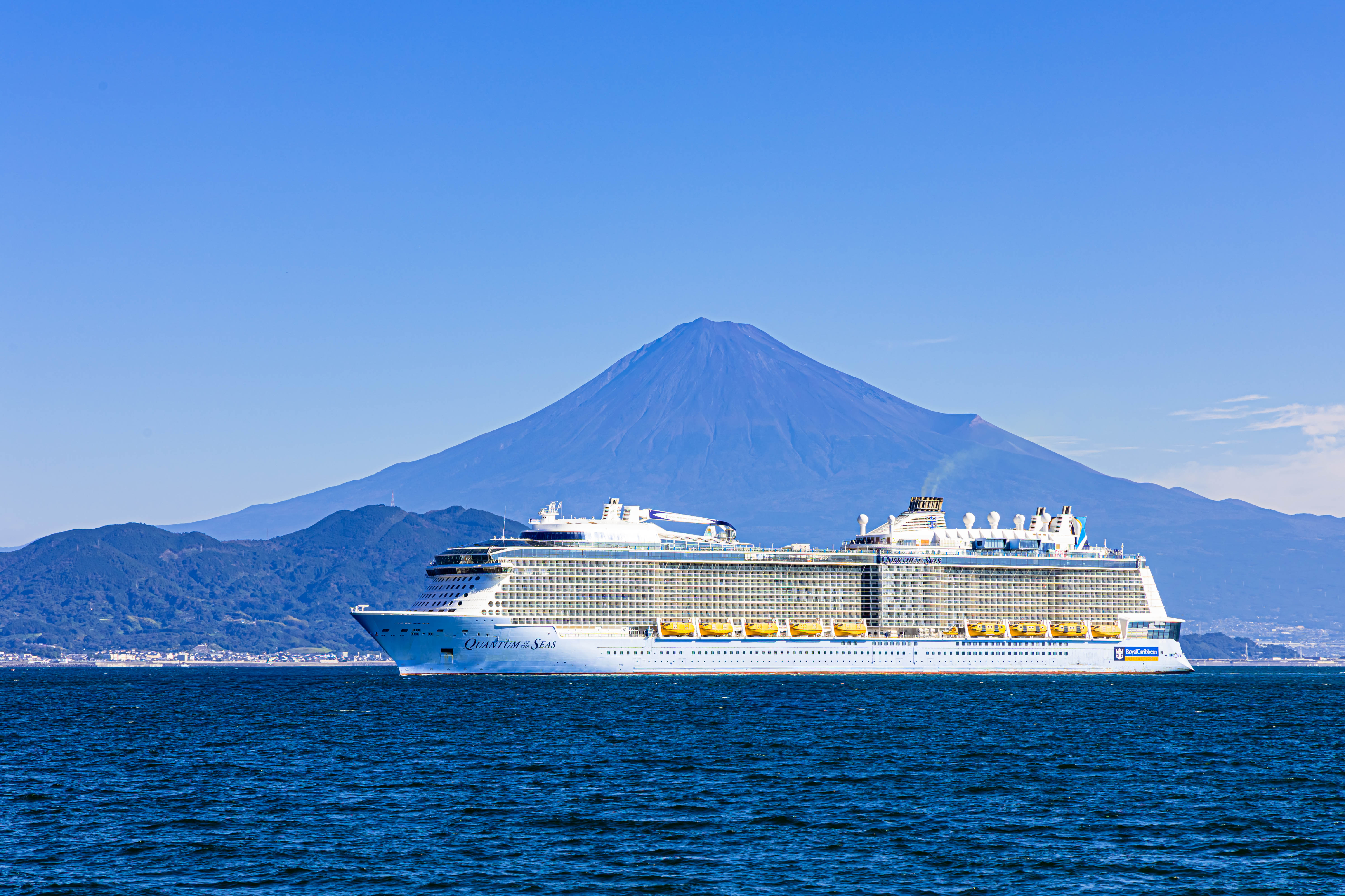 客船と富士山