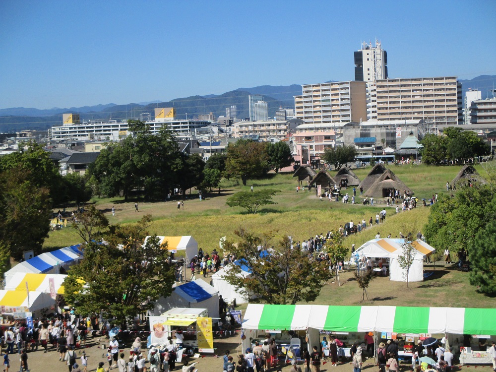 登呂遺跡が多くの人でにぎわっている