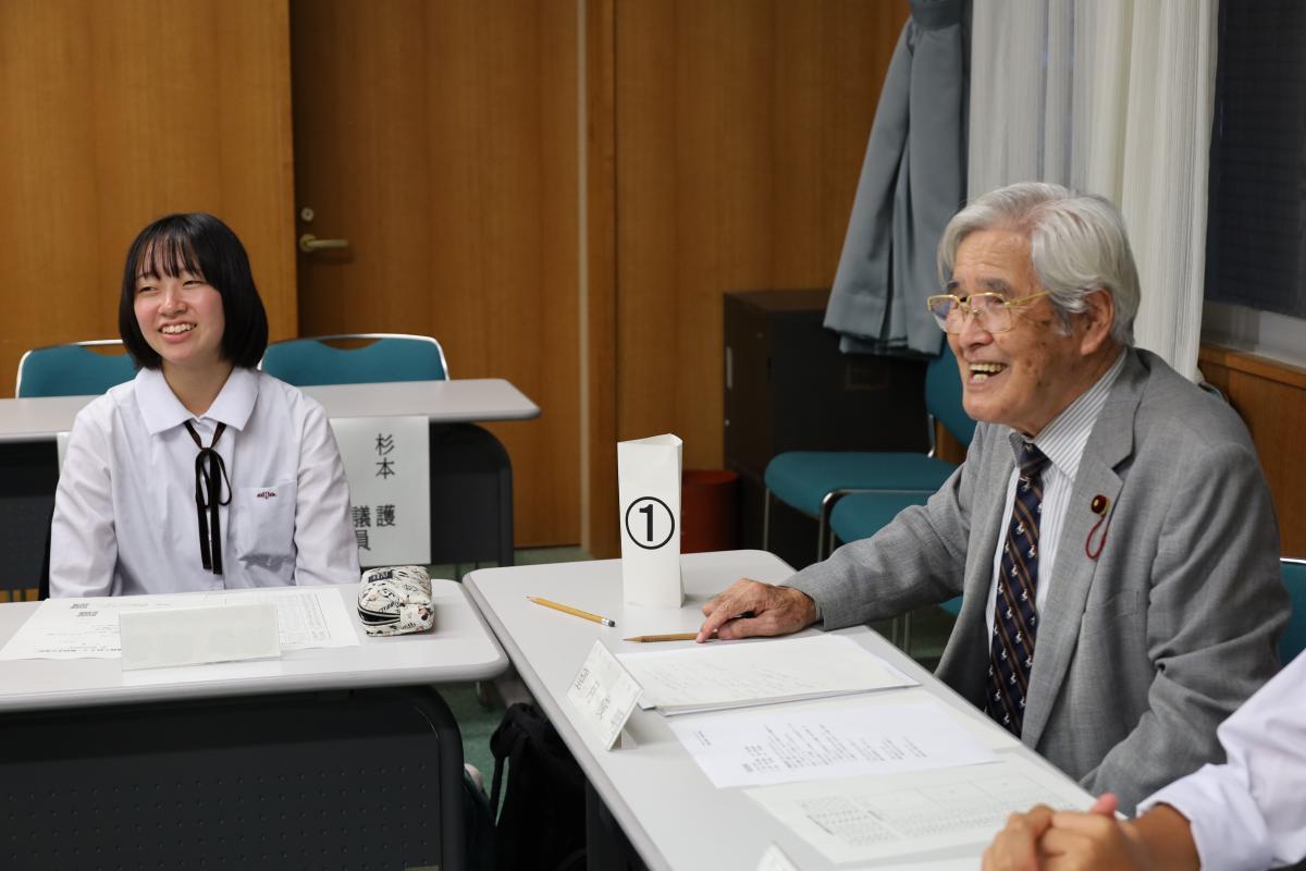 生徒と議員が話している様子の写真2