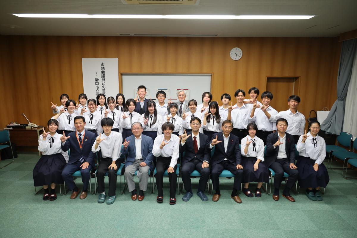 生徒と議員の集合写真