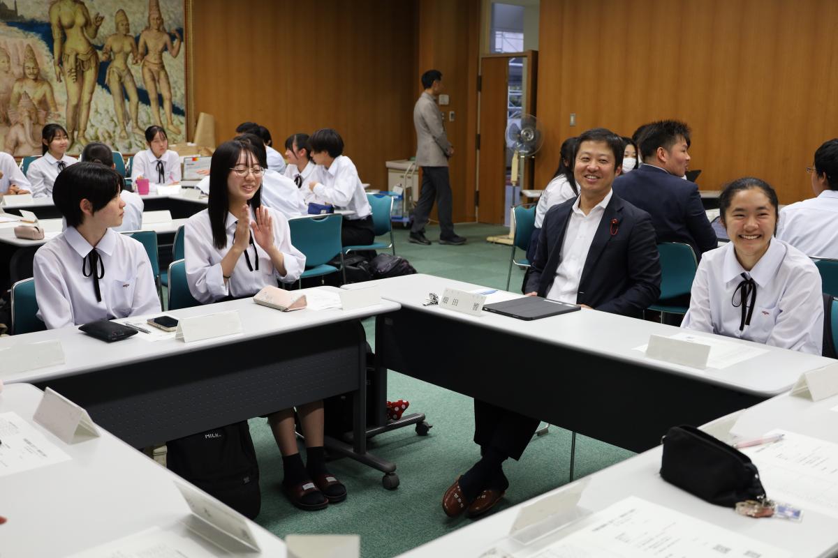 生徒と議員が話している様子の写真1