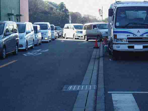 混雑状況の画像。車が長蛇の列