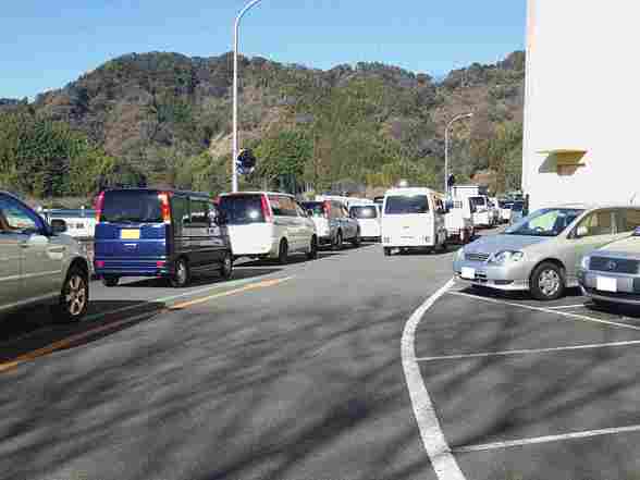 混雑状況の画像。工場敷地外にも車があふれている