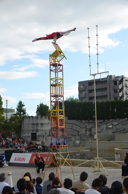 椅子を高く積み上げてその上で倒立するパフォーマンス