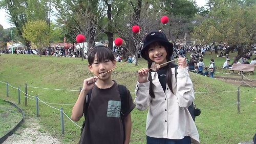 串焼きを食べる子どもたち