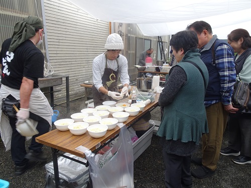 うどんがふるまわれる様子
