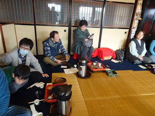 茶会を楽しむ参加者