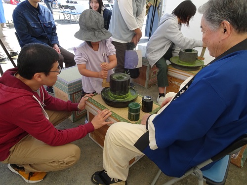 抹茶を石うすで挽く子どもたち