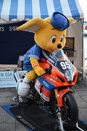 バイクにまたがるパルちゃん