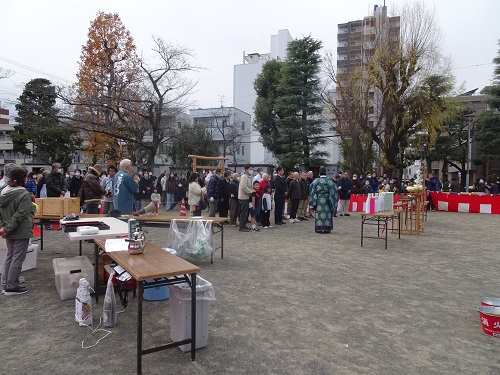 会場にたくさんの参加者が集まっている