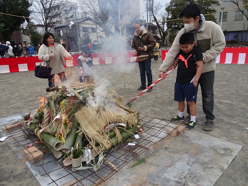 集められたものに火をつける2人の子ども