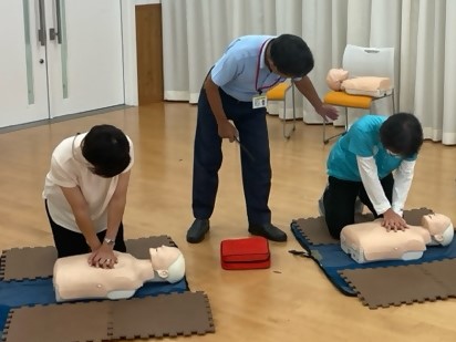 心肺蘇生法を教わる様子