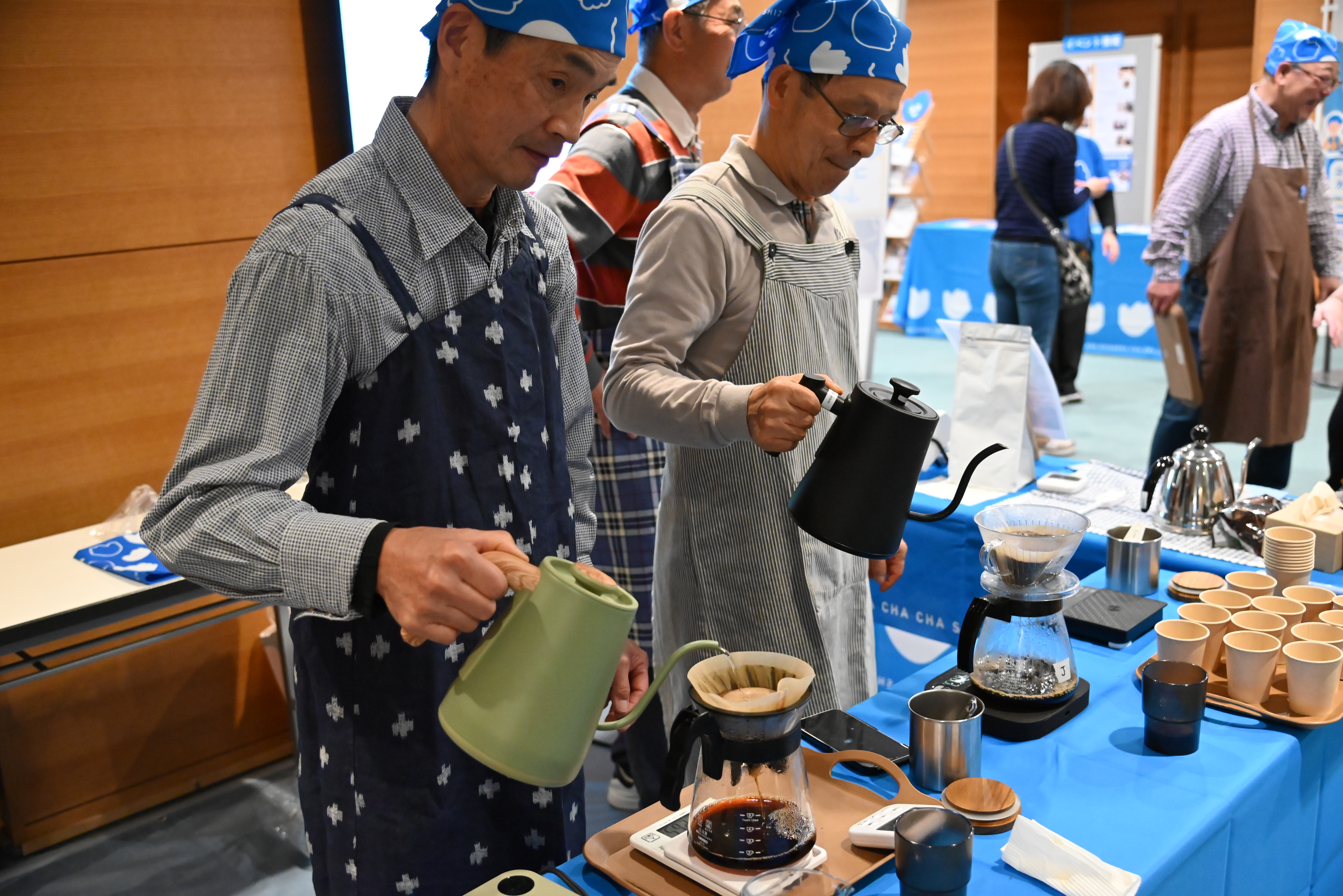コーヒーを淹れる様子