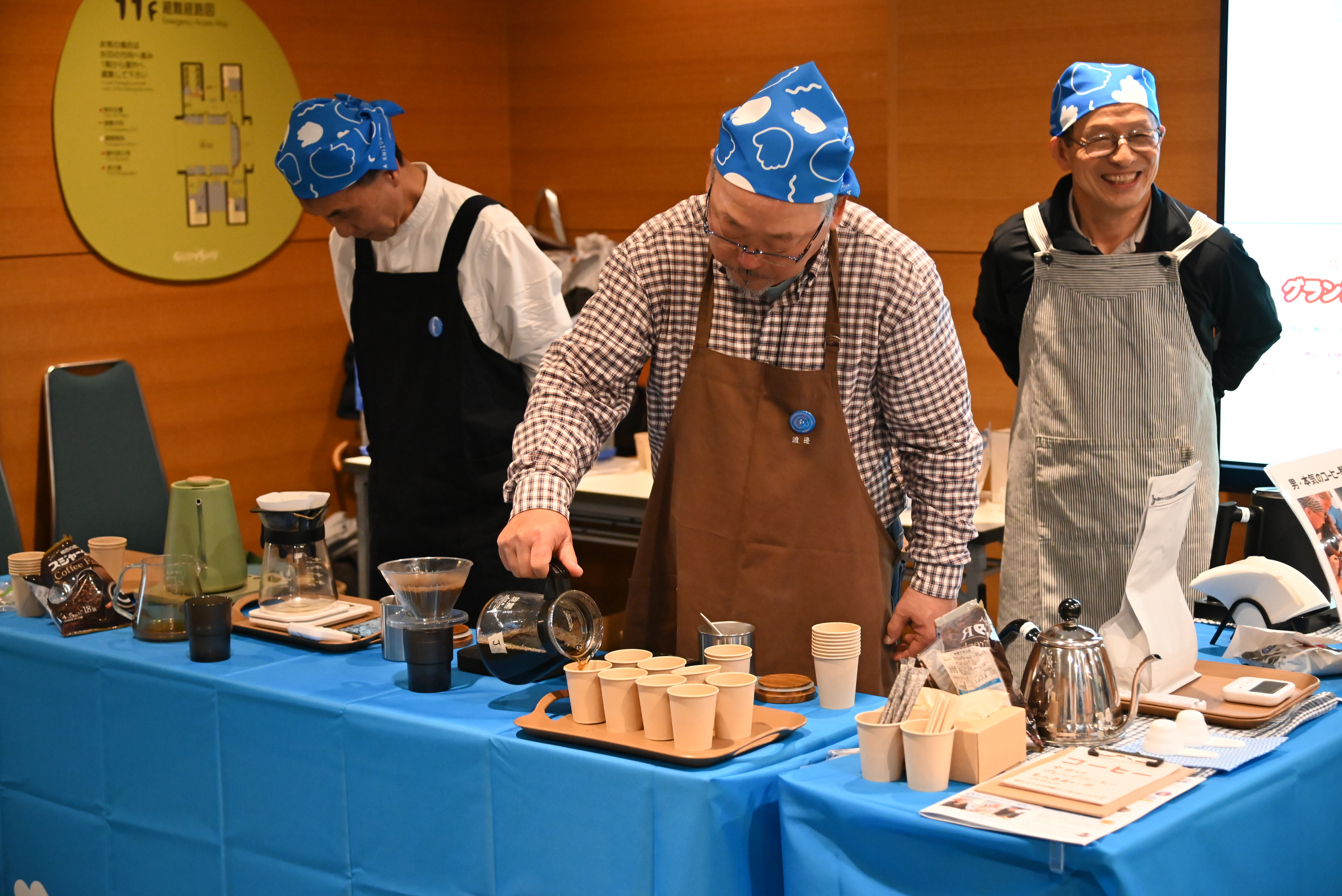 コーヒーを注ぐメンバー