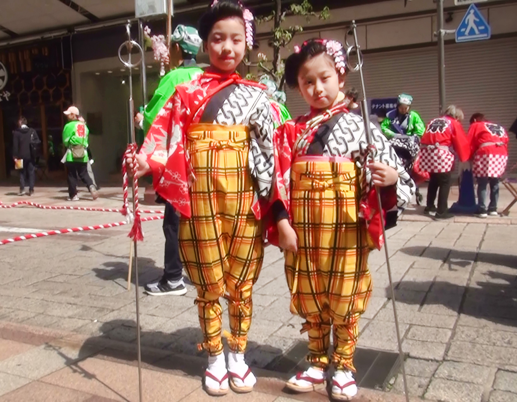 出演者として衣装を着て並ぶ2人のこども