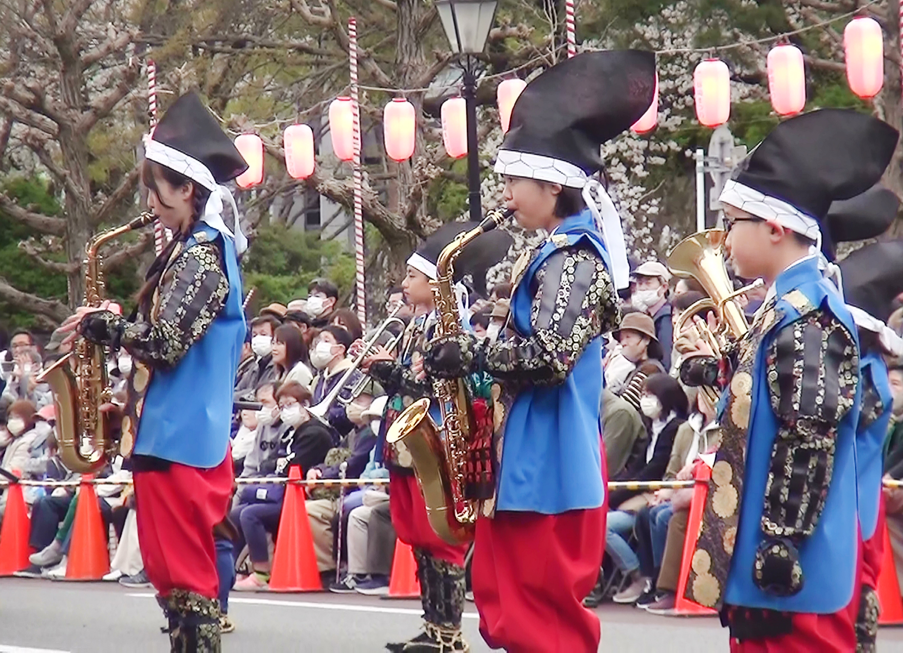 楽器の演奏をするこどもたち
